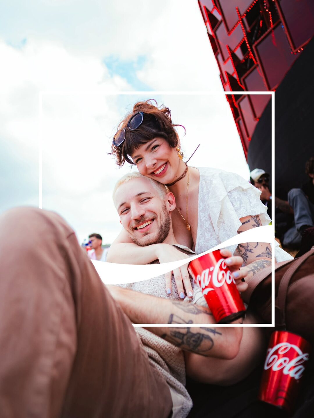casal sorrindo com copo de coca-cola