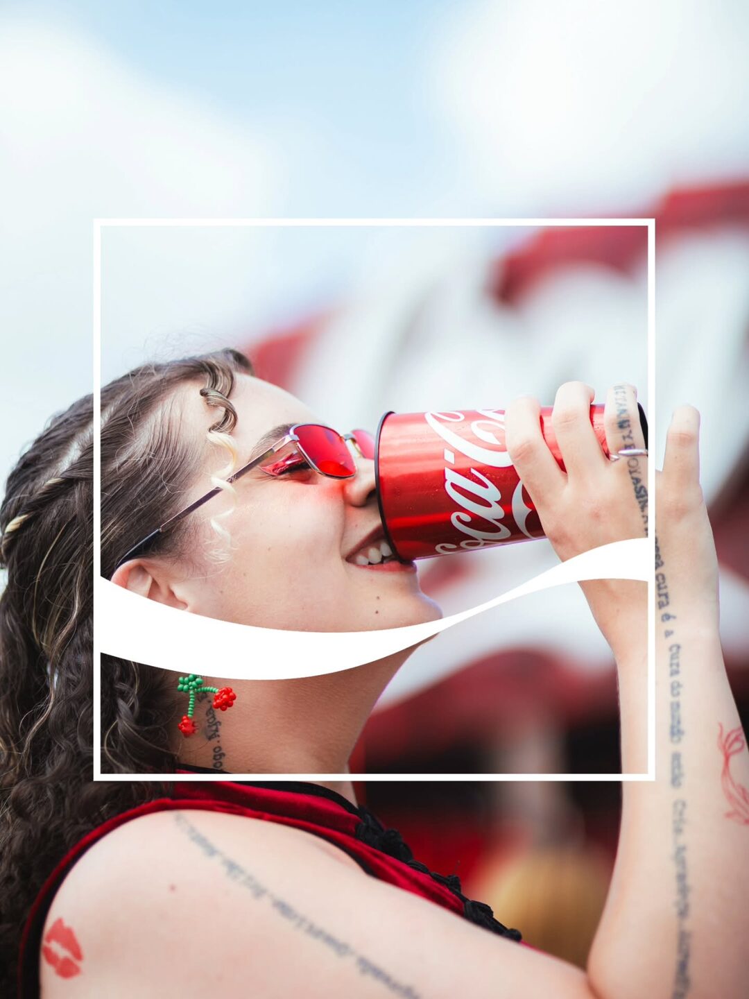 garota bebendo coca-cola