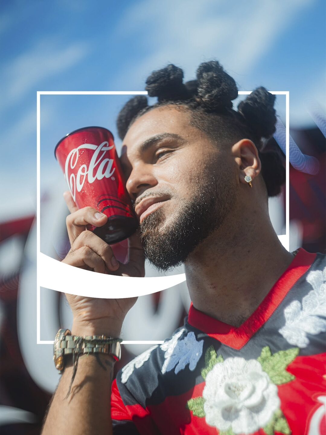rapaz com copo de coca-cola