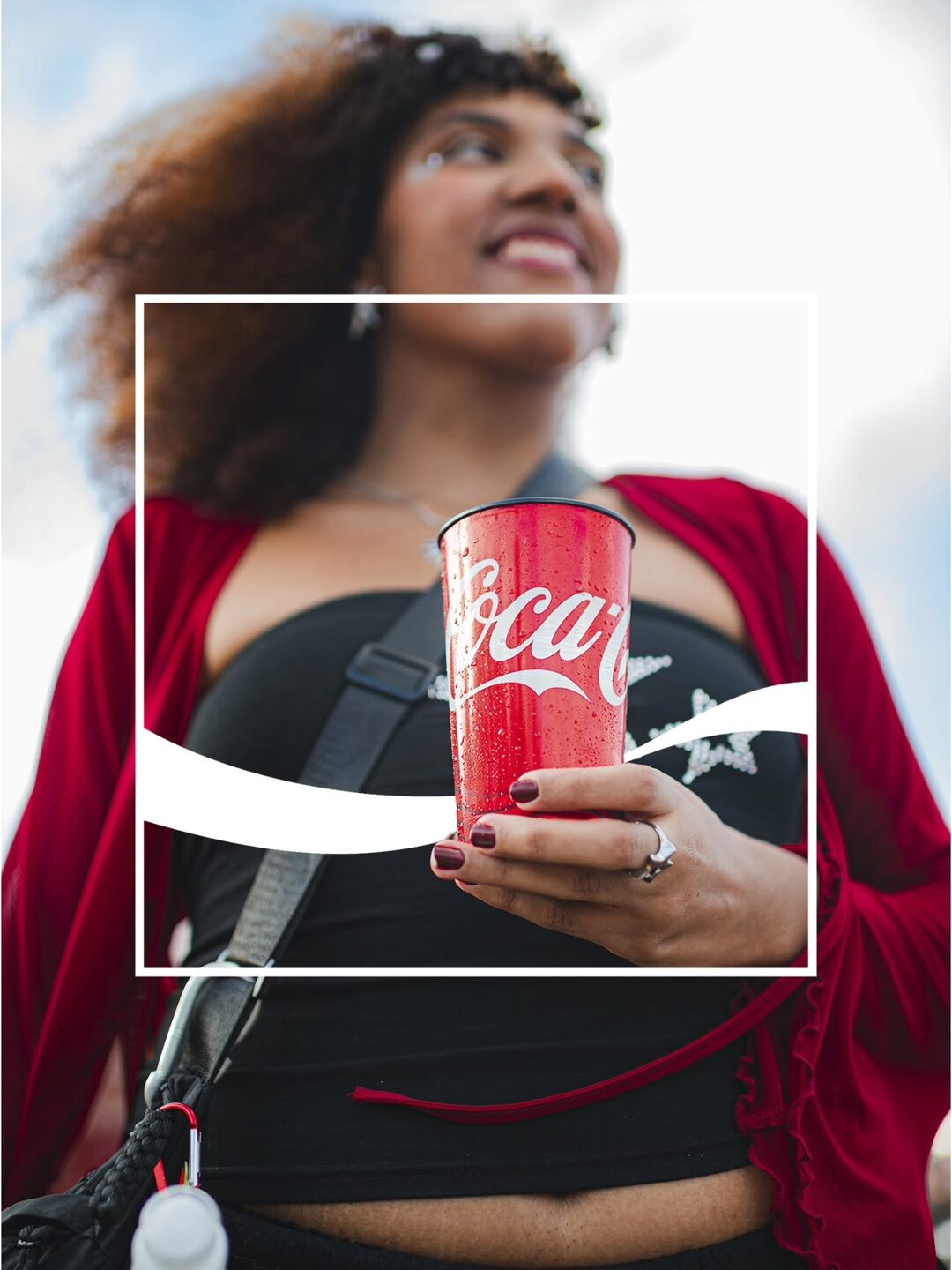 garota segurando copo de coca-cola