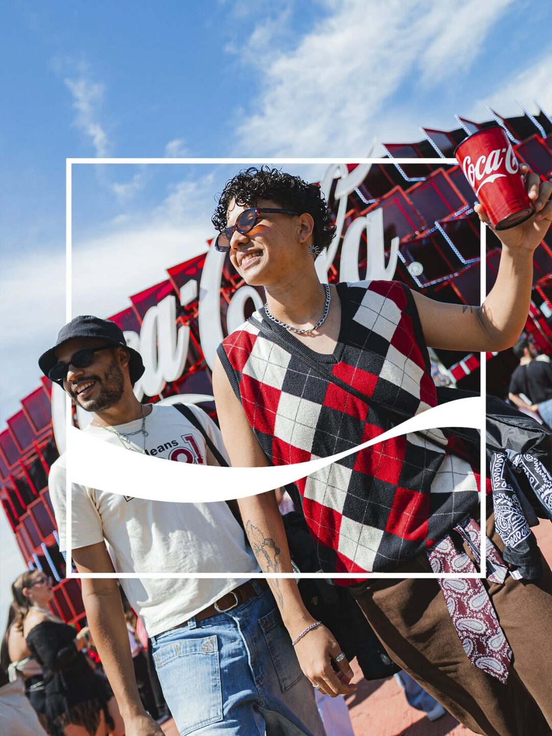amigos com copos de coca-cola