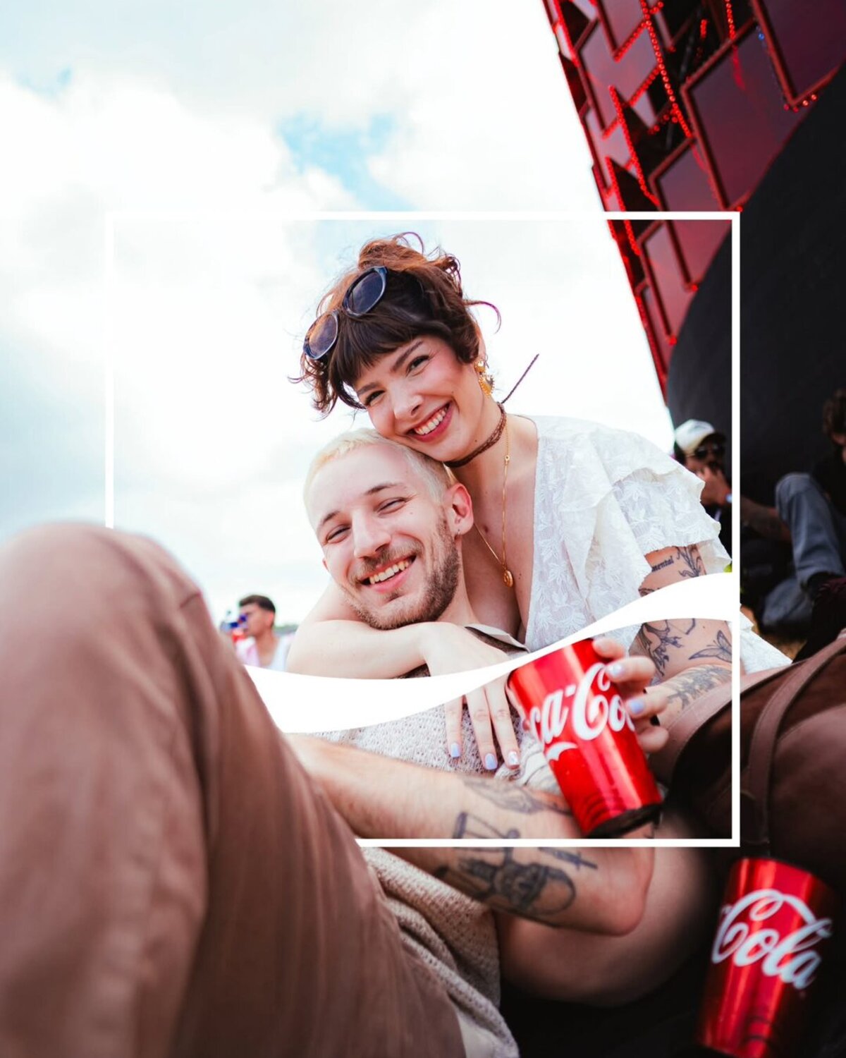casal sorrindo com copo de coca-cola no lollapalooza